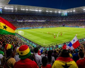 Gana ve Panama Dünya Kupası maçında dolu bir stadyumda futbol oynanıyor, taraftarlar takımlarını destekliyor.