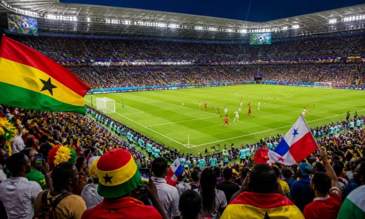 Gana ve Panama Dünya Kupası maçında dolu bir stadyumda futbol oynanıyor, taraftarlar takımlarını destekliyor.